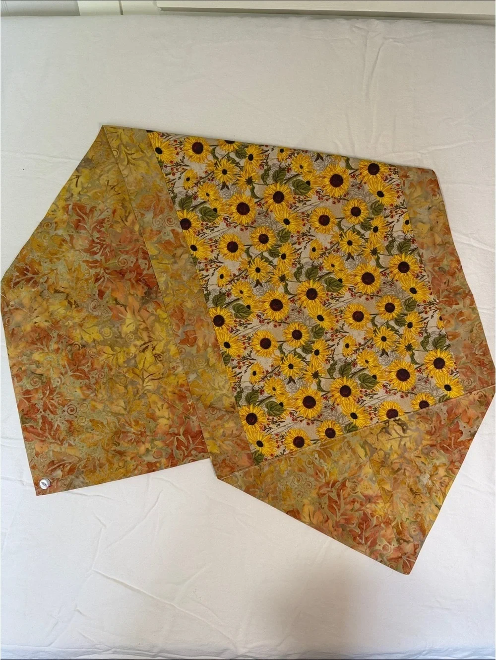 Sunflower Patterned Table Runner with Autumn Leaf Border
